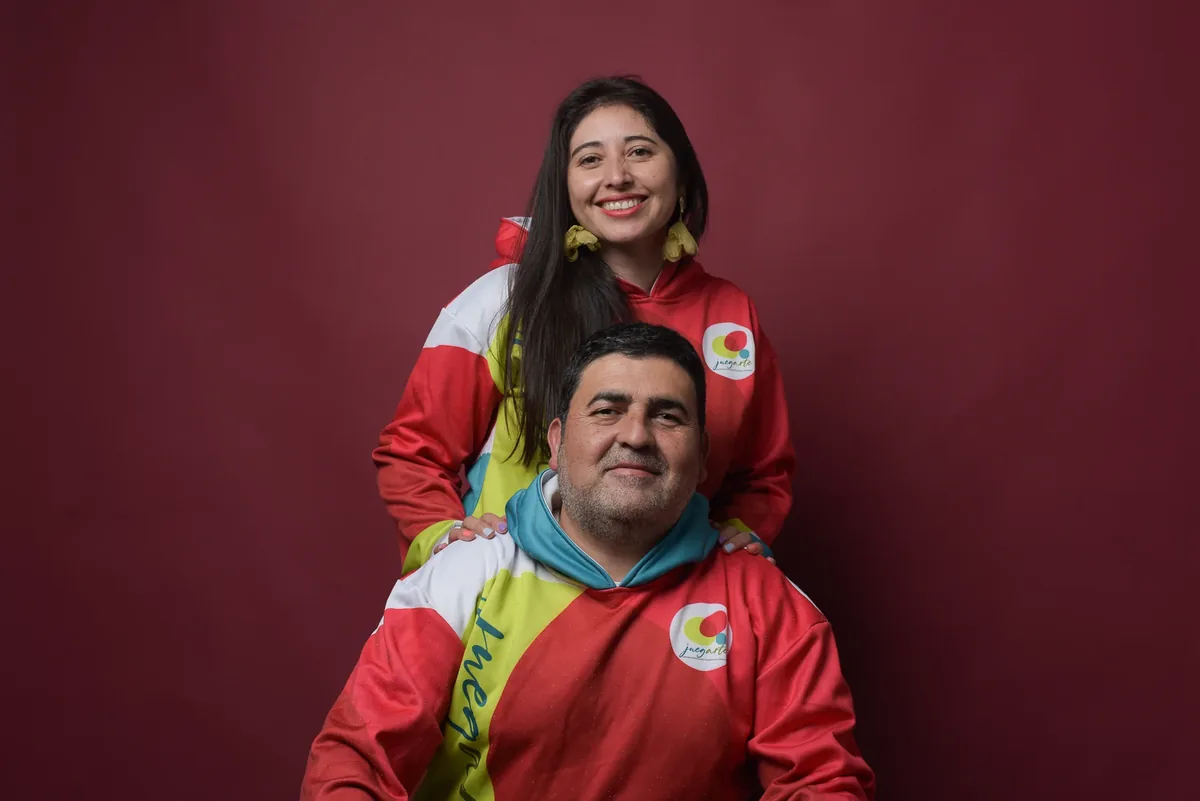 Retrato del equipo Juegarte sobre fondo granate