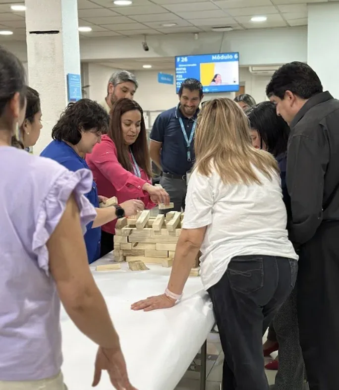 Equipo participando en una actividad Juegarte en su lugar de trabajo