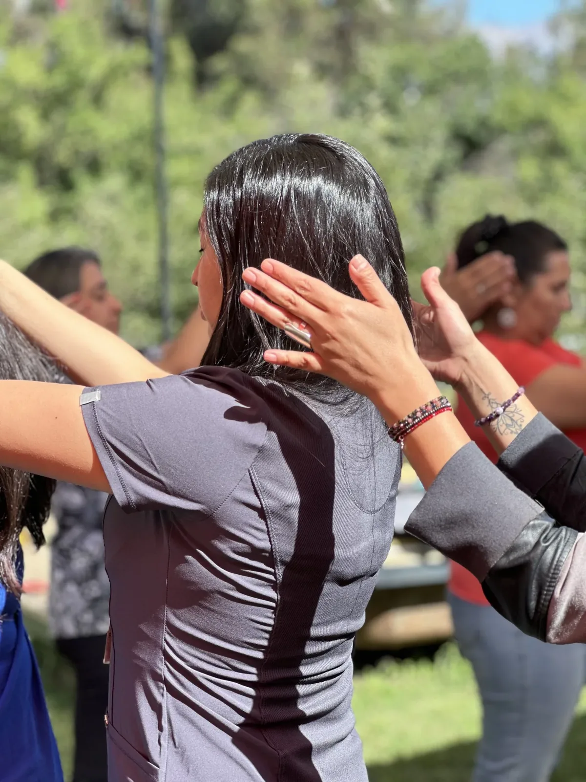 Personas en movimiento durante una dinámica corporal al aire libre