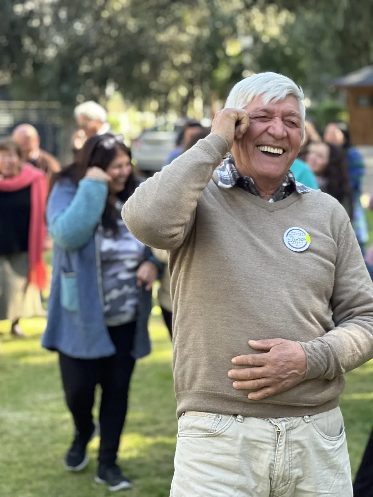 Participante riendo durante una experiencia Juegarte al aire libre